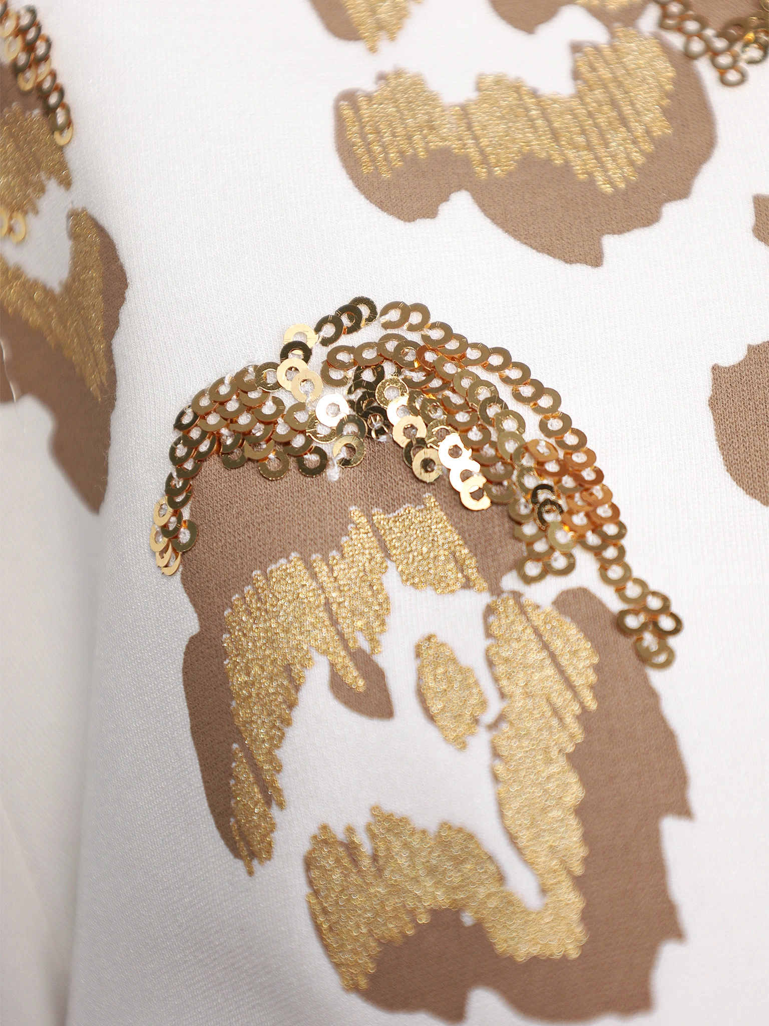 Футболка молочного цвета с фольгированным принтом и пайетками